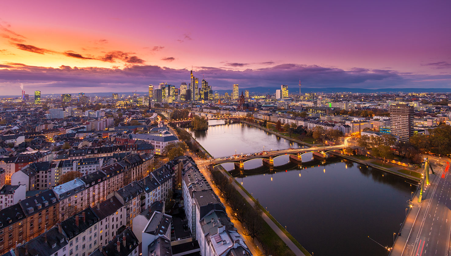 Frankfurt Skyline Blick vom Mainplaza