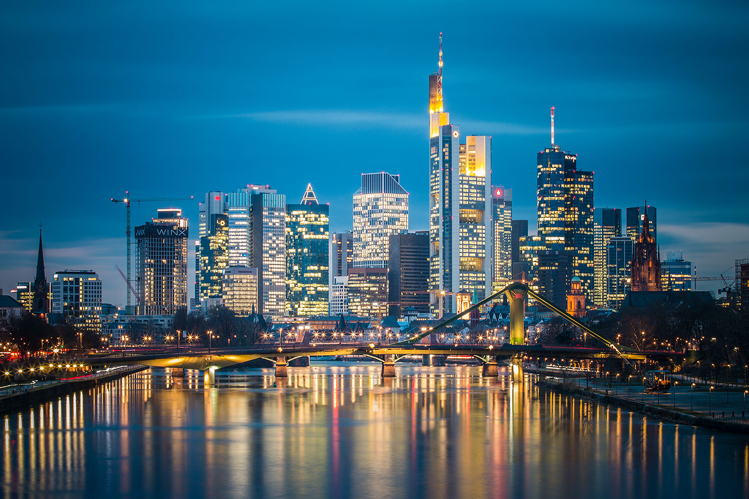 Frankfurt Skyline Blick von Deutschherrnbrücke